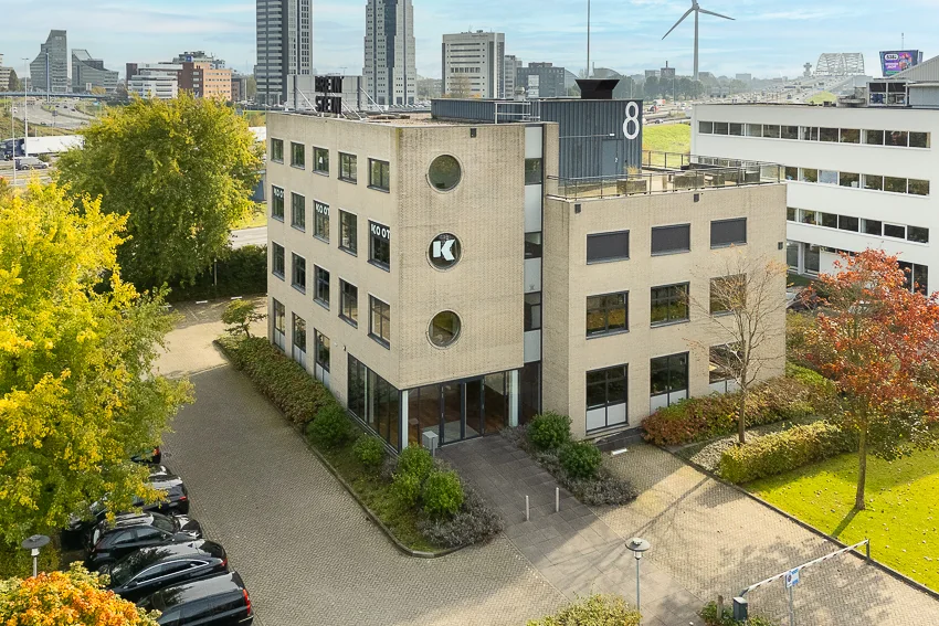 Kantoorgebouw aan de K.P. van der Mandelelaan 8 in Rotterdam, omgeven door groen en met uitzicht op de stad.